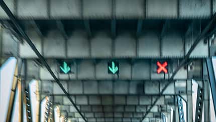 07/2026, Rotes X Straßensperrung Rotes X zeigt gesperrte Spur als Leuchtzeichen an. Daneben grüne Pfeile für freigegebene Spur.