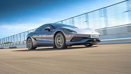Denza 03, Sportwagen, Elektroauto, Coupé, Teststrecke, Automobil, Fahrdynamik, Straßenfahrzeug, Automobilbau, 2024 Sportwagen Denza 03 in Fahrt auf einer abgesperrten Teststrecke, aufgenommen bei Tageslicht aus niedriger Perspektive.