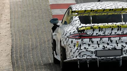 07/2026, Erlkönig, Xiaomi SU7 Ultra Extreme Erlkönig Xiaomi SU7 Ultra Extreme auf dem Nürburgring mit starker schwarz-weiß Tarnung sowie einem gelb abgesetzten großen Heckspoiler.