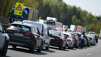 Stau auf zwei Spuren einer österreichischen Autobahn, teilweise mit Personen auf der Straße