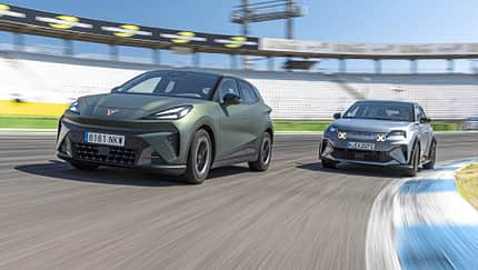 Zwei Elektro-Kompaktsportwagen, Cupra Raval und Alpine A290GTS, fahren auf dem Hockenheimring.