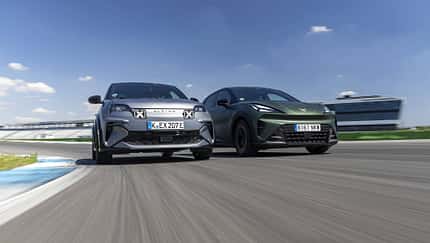 Cupra Raval, Alpine A290GTS, Elektroauto, Kompaktsportler, Hockenheim, Rennstrecke, Vergleichstest, Gruppenfoto, Automobil, Sportwagen Zwei Elektrofahrzeuge, Cupra Raval und Alpine A290GTS, fahren nebeneinander auf der Rennstrecke Hockenheim.