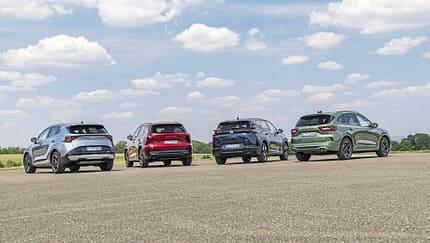 Mazda CX-5, Citroen C5 Aircross Hybrid, Ford Kuga, Kia Sportage, Kompakt-SUV, Vergleichstest, SUV-Heckansicht, 2024, Hybridantrieb, EcoBoost Vier Kompakt-SUVs (Mazda CX-5, Citroen C5 Aircross Hybrid, Ford Kuga, Kia Sportage) nebeneinander auf freier Asphaltfläche, Heckansicht.