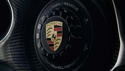 Carbon-Räder 9 J x 20 (Vorderachse) und 11,5 J x 20 (Hinterachse) ab Anfang 2018 als Option für den Porsche 911 Turbo S Exclusive Series (15.232 Euro). 07/2026 Geflochtene Carbonfelge für 911 Turbo S, Exclusive Series