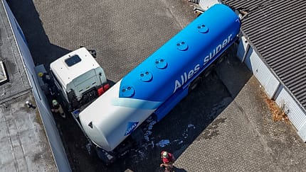 08/2026, Tank-Lkw eingeklemmt, Unfall, Feuerwehr, Aral Tank-Lkw eingeklemmt