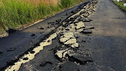 08/2026, Polen Straße Beschädigung durch Pflug Polen Straße Beschädigung durch Pflug