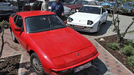 Roter Porsche 924 und weißer Porsche 944