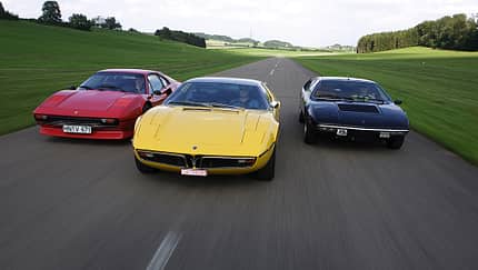 Roter Ferrari 308 GTB, gelber Maserati Bora 4.7 und schwarzer Lamborghini Urraco P 300 in Fahrt - von vorne
