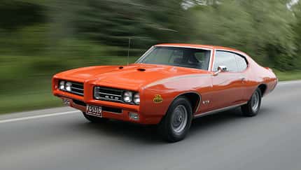 Orangener Pontiac GTO in Fahrt