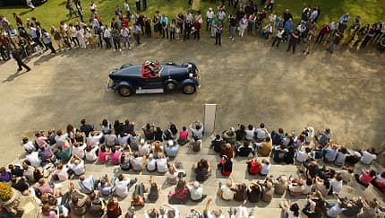 Beliebter Zuschauersitzplatz ist die Freitreppe vor der Villa Erba.
