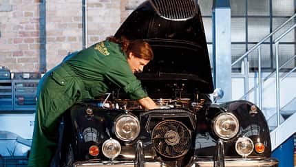 Jaguar XK in der Werkstatt