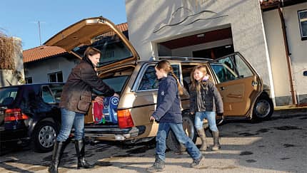 Mercedes-Benz 230 TE, Nicole Haag mit Töchtern