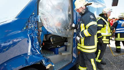 Bei einem Verkehrsunfall bittet die Feuerwehr alle Beteiligten zur Kasse.