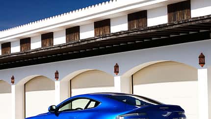 Aston Martin V8 Vantage S, Seitenansicht, schräg hinten
