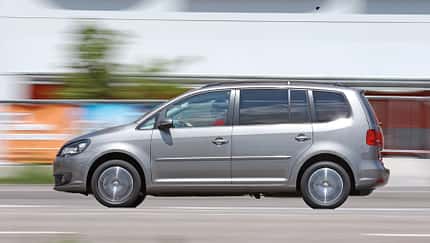 VW Touran TSI Ecofuel, Seitenansicht, Fahrt