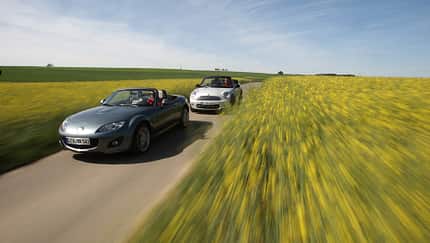 Mini Cooper Cabrio, Mazda MX-5 1.8, beide Fahrzeuge, Wiese, Frontansicht