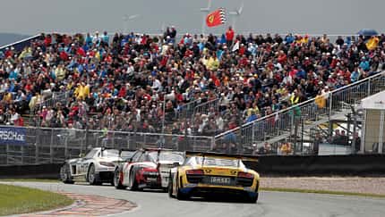 ADAC GT-Masters, Sachsenring, Kurve, verschiedene Rennwagen, Heck