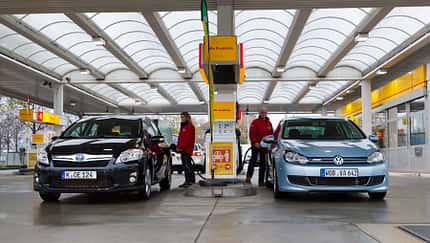 Toyota Auris Hybrid, Frontansicht, Tankstelle