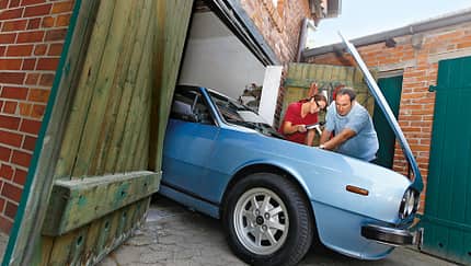 Lancia Beta Spider, Motorhaube, Annette und Andreas Fessler