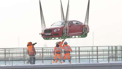 Bild des Tages Bentley fliegend