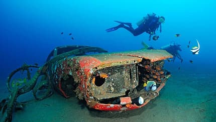 Autowracks unter Wasser