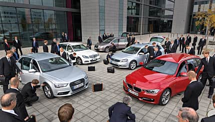 VW Passat Variant 2.0 TDI Highline, BMW 320d Touring Sportline, Audi A4 Avant 2.0 TDI Ambition, Mercedes C 220 CDI T Avantgarde, Skoda Superb Combi 2.0 TDI Eleg., Frontansicht