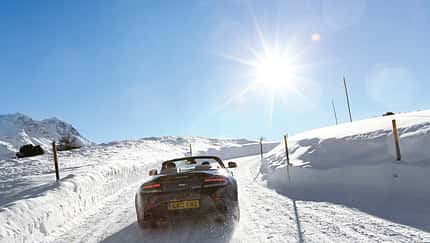 Aston Martin V12 Vantage Roadster, Heckansicht