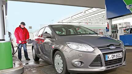 Ford Focus: 1.6 TDCi, Frontansicht, Tankstelle