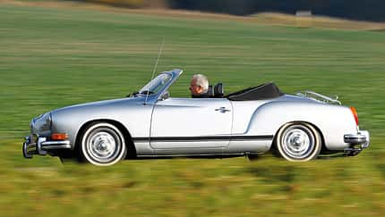 VW Karmann-Ghia Cabriolet, Seitenansicht, Ausfahrt