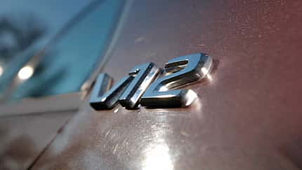 Mythos V12, Emblem