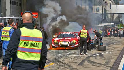 VLN, Nürburgring, Audi R8, Phoenix Racing, Tankstopp, Feuer, 26.04.2014