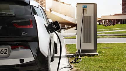 Viele Deutsche könnten sich vorstellen, mit einem Elektroauto zur Arbeit zu fahren.