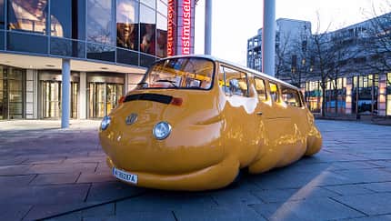  Auszubildende bauen Volkswagen Bulli zum Kunstwerk um