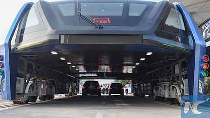 Straddeling Bus