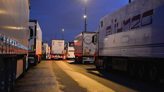 Parkender Lkw auf Autobahn
