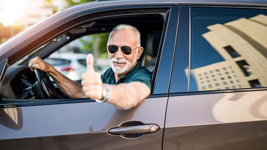Senior im Auto