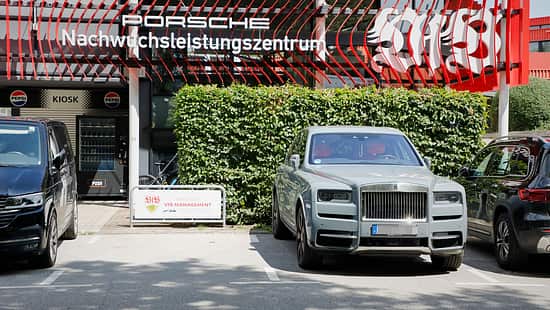 Rolls-Royce Cullinan Undav und Demirovic VfB Stuttgart