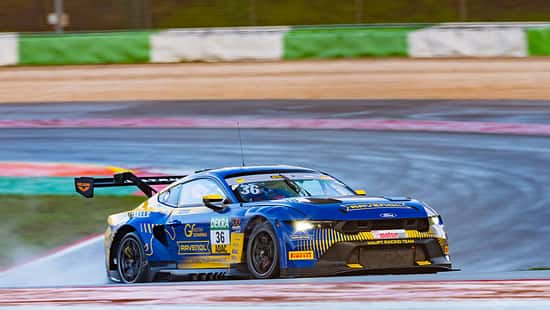 Ford Mustang GT3 Rennwagen beim Tracktest auf der Rennstrecke in Portimão, fotografiert während eines HRT Ford Racing Media Drive Events. Das Fahrzeug trägt die Startnummer 36 und ist mit Sponsorenlogos sowie auffälligem Rennsport-Design versehen.