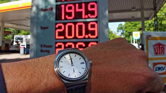 Tankstelle Kraftstoffpreisanpassungsgesetz Spritpreisbremse 12-Uhr-Regel Armbanduhr Symbolbild
