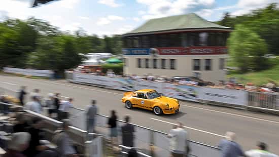 Solitude Revival 2024 Porsche 911 mit Zuschauern vor Start-Ziel-Turm