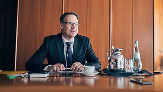 Jörg Rheinländer 
ist seit 2017 Vorstandsmitglied der HUK-Coburg. Der Diplom-Physiker und promovierte Mathematiker verantwortet die Bereiche Kraftfahrtversicherung, Aktuariat Komposit sowie Haftpflicht-, Unfall- und Sachversicherung.