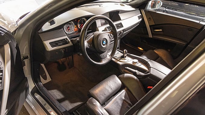 BMW M5 (E60), Interieur