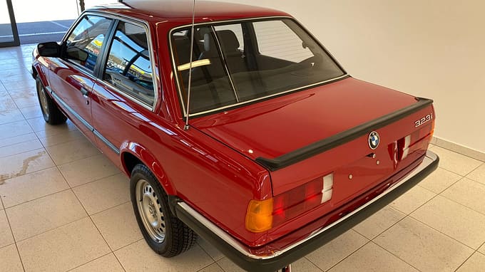 BMW 323i E30 260 km (1985)