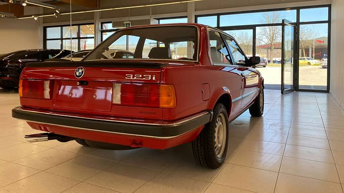 BMW 323i E30 260 km (1985)