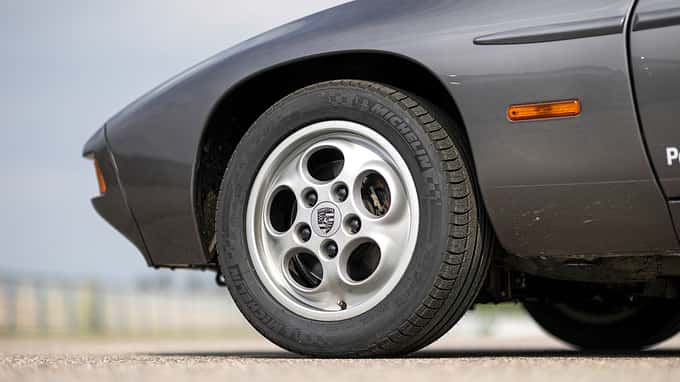 Porsche 928