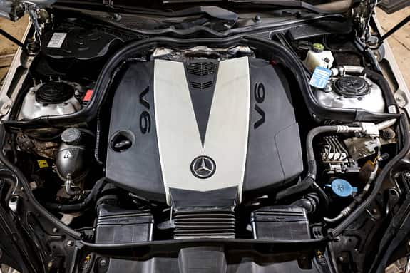 Ein vertrauter Anblick: Etwas mehr als die Hälfte aller W212 wurde mit Dieselmotor ausgeliefert, erhältlich als Vierzylinder (OM651; E 200 CDI, E 220 CDI, E 250 CDI) oder wie hier als V6 (OM 642; E 300 CDI, E 350 CDI). Ab 2013 wurde häppchenweise von Euro 5 auf Euro 6 umgestellt, dann tragen sie statt CDI "BlueTec" im Namen. Seitens der Benziner ist die Auswahl größer und vom kleinen, aber kräftigen 1,6-Liter-Turbo-Vierzylinder bis zum 6,2-Liter-Saug-V8 alles im Portfolio.
