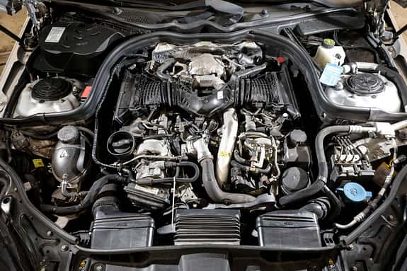 Während die Benziner praktisch keine konzentrierten Problembereiche haben, gibt es bei beiden Dieseln eine Achillesferse. Sie bringt zwar keinen der extrem langlebigen Selbstzünder in die Knie, kostet aber in der Beseitigung trotzdem jeweils knapp 1.000 Euro. Es geht um Ölundichtigkeiten. Beim Vierzylinder versagt die Dichtung des AGR-Kühlers und sorgt für Öl- und/oder Kühlwasserverlust, sowie Schleim im Öldeckel. Der V6 trägt tief im Zylindertal einen Ölkühler, der bis Mitte 2013 einen Doppel-O-Ring als Dichtung besitzt. Dieser Pfennigartikel sorgt für teils heftigen Ölverlust mit plötzlichen Flecken auf dem Boden und verlangt zum Tausch sehr viel Werkstattaufwand.