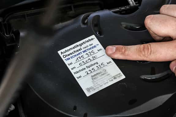 Ein Königreich für einen Aufkleber! Nicht ganz, aber einen gewissen Wert hat der Aufkleber schon, der uns sagt, dass nach 10 Jahren und 175.000 Kilometern das Automatikgetriebeöl mit Spülung getauscht wurde. Wird das alle paar Jahre erledigt, behalten die fast immer verbauten Automatikgetriebe über Jahrzehnte ihre sanfte und treffsichere Schaltcharakteristik.  