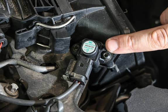 Solche Druck- und Temperaturfühler gibt es an allen Motoren. Sie sind mit rund 30 Euro zum Glück nicht sehr teuer, aber nicht immer so leicht zu erreichen und zu tauschen wie hier am Luftfilterkasten. Ärgerlich: Obwohl das Auto tendenziell auf hohe Laufleistungen ausgelegt ist, sind die Steckverbindungen im Motorraum teils brüchig und nicht auf mehrmalige Benutzung ausgelegt. Kleinigkeiten wie diese entlocken alteingesessenen Mercedes-Kennern häufig den Gedanken: "Früher hätt's das nicht gegeben". 