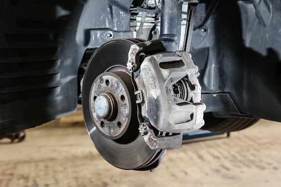 Bissfest und (relativ) langlebig: Die Bremsanlage ist standfest und bereitet selten Probleme. Mit besonnenem Fahrstil hält die hochwertige Originalbremse durchaus auch über 100.000 Kilometer. Sind dann doch mal Scheiben und Klötze fällig (hier erkennbar am entstehenden Grat an der Außenkante der Bremsscheibe) sollte aber nicht gespart werden und zur Markenware gegriffen werden. Durch seine Beliebtheit als Taxi gibt es auch richtig günstige Bremsscheiben, wer mit ihnen auf der Autobahn mal fester in die Eisen gehen muss, verzieht schnell die Scheiben und erntet ein Helikoptergeräusch beim Bremsen.